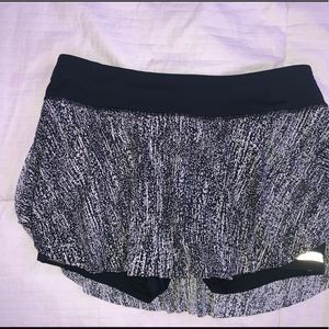 Lulu lemon black and white skirt size 6